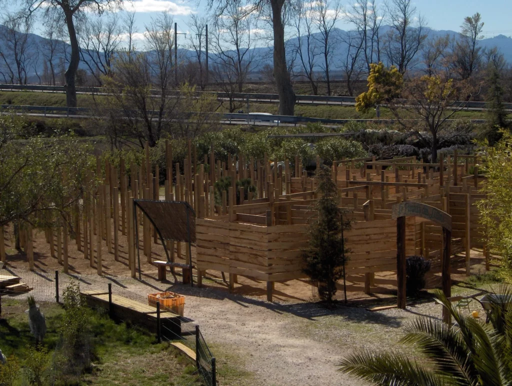 Construction de l'attraction le labyrinthe au parc d'attractions Fantassia