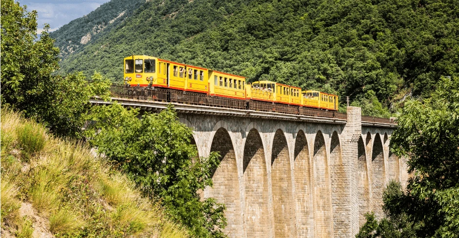 Train jaune en Occitanie, à visiter dans le département des Pyrénées-Orientales