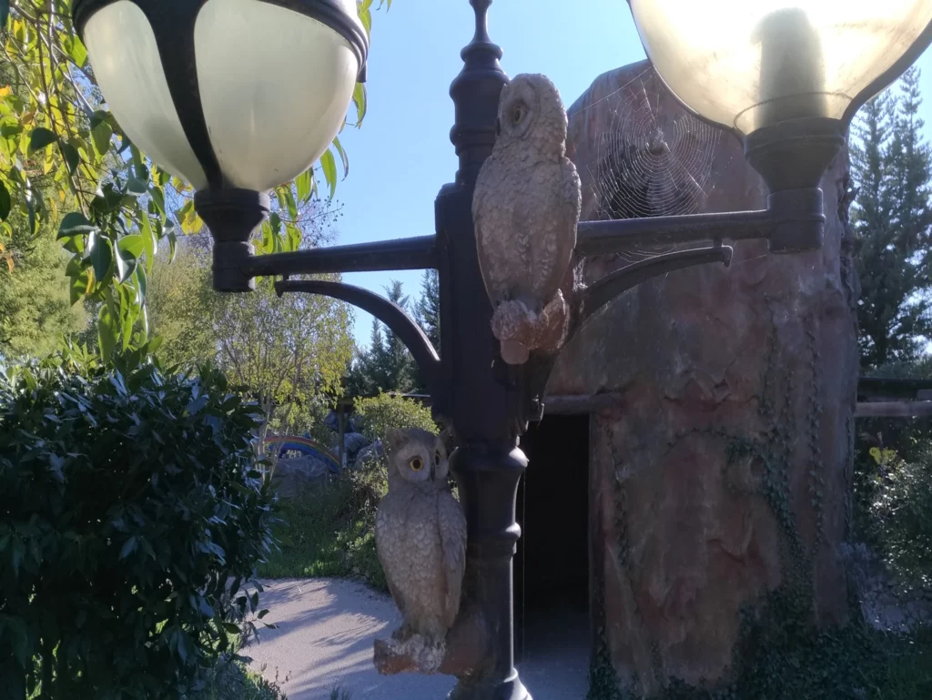 Décors chouettes à l'attraction la Forêt Enchantée, parc Fantassia