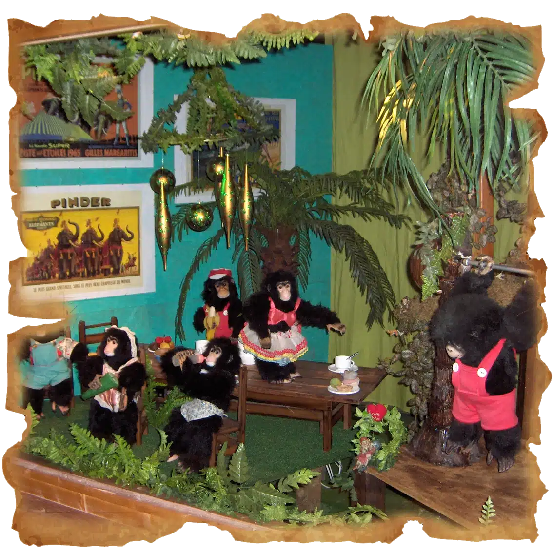 Marionnettes singes à l'attraction les automates du Magic Circus au parc Fantassia