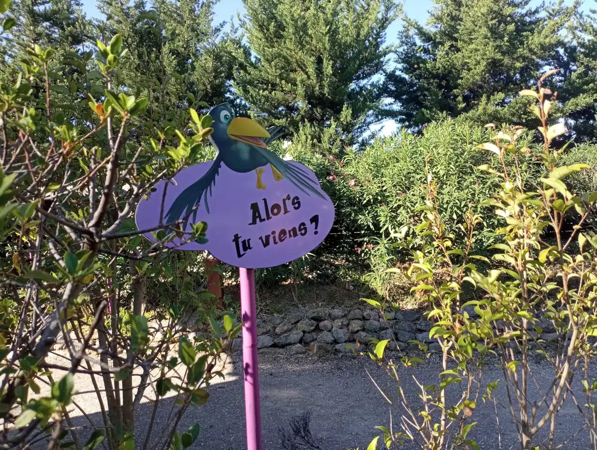 Signalétique oiseau "Alors, tu viens" à l'attraction la Forêt Enchantée au parc à thème Fantassia