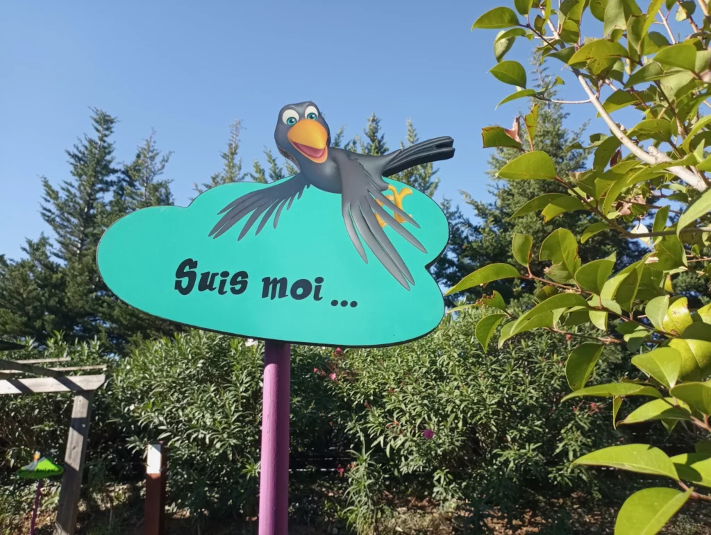 Signalétique oiseau "suis moi" à l'attraction la Forêt Enchantée au parc de loisirs Fantassia