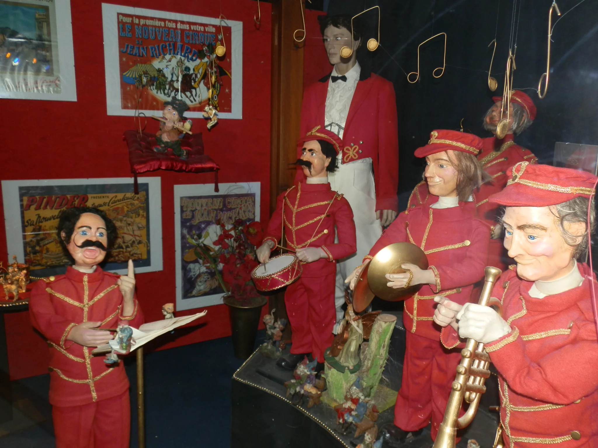 Orchestre de marionnettes de cirque à l'attraction Magic Circus au parc Fantassia