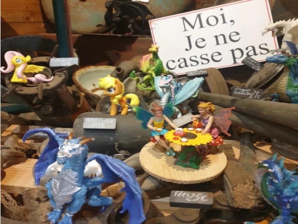 Dragons, fées et licornes en plastique en vente à la boutique du parc d'attraction Fantassia